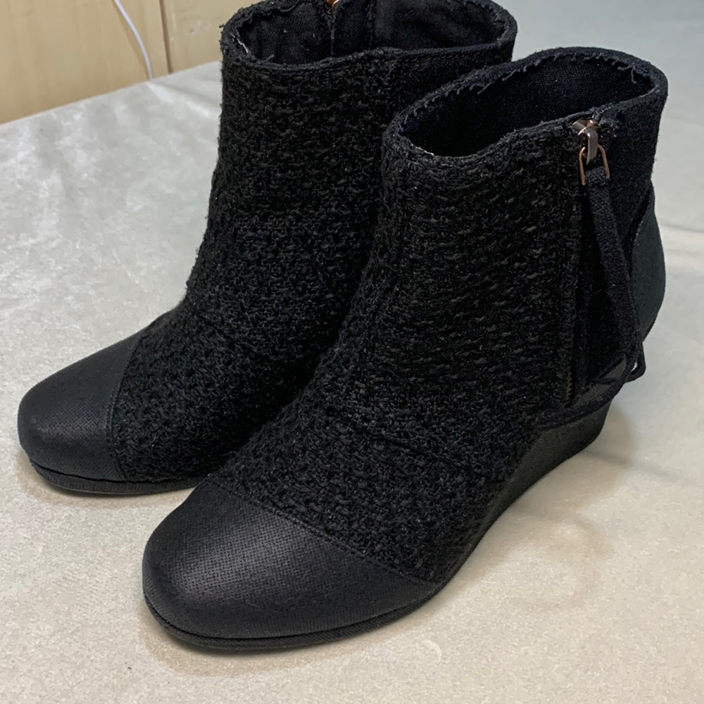 Tom’s VGC Desert Wedge Boucle ankle booties boots heels all black 7.5 woven zip